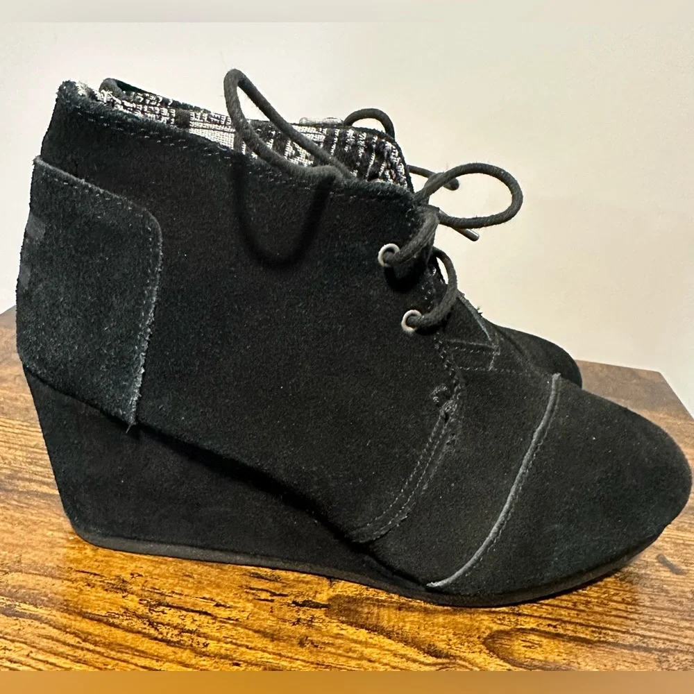 Toms Women’s Black Suede Wedge Booties Size 7.5